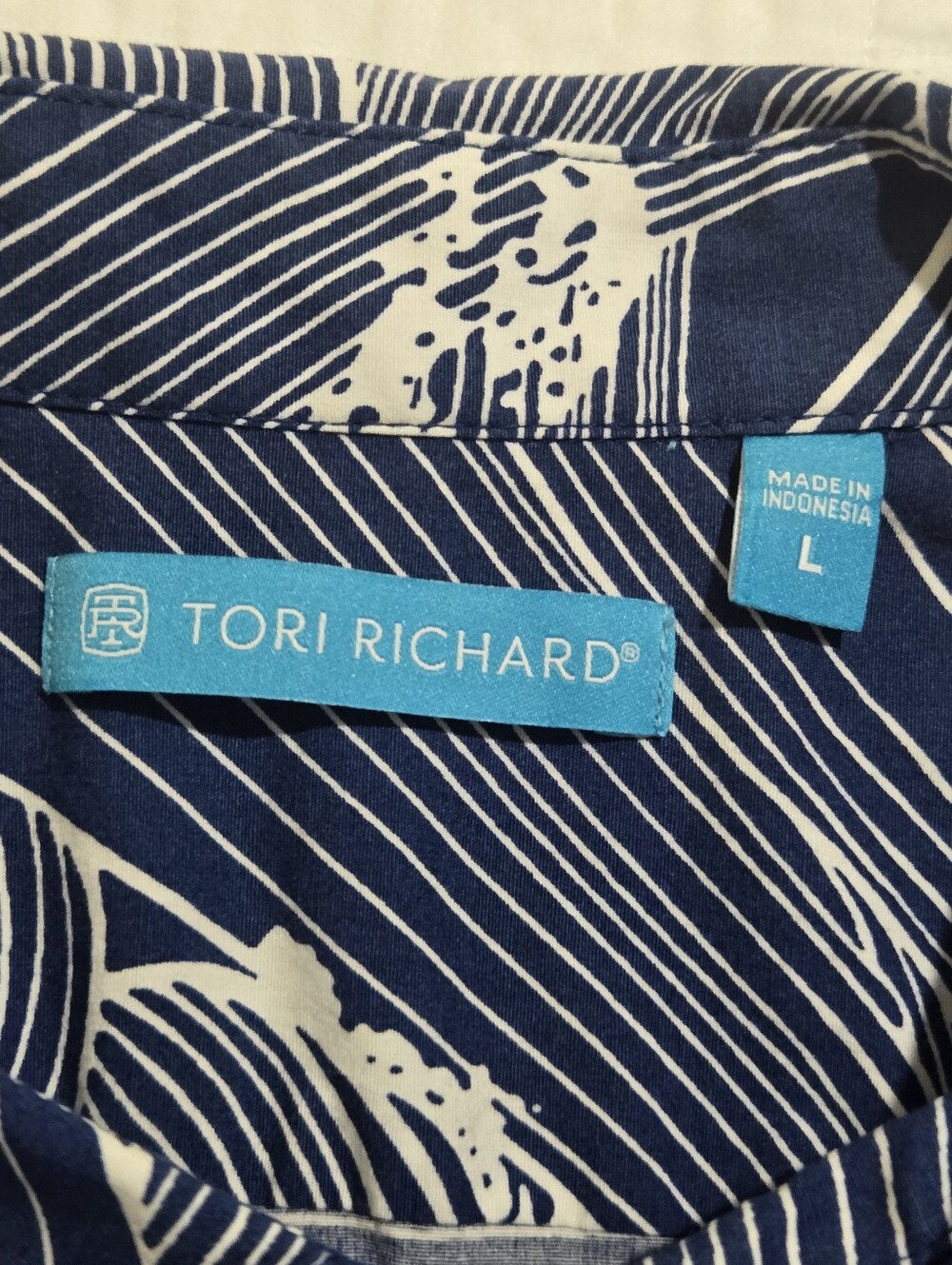 Tori Richard Blue and White Wave-Pattern Short Sleeve Shirt - Picture 7 of 7